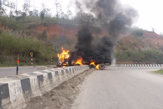 জ্বলি ছাই কয়লাভৰ্তি ট্ৰাক আৰু স্কৰপিঅ'