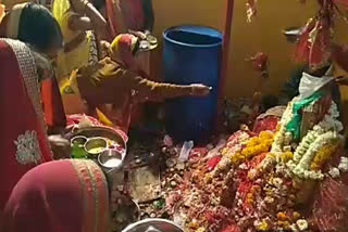 devotees-gathered-in-charbagh-sheetla-temple-on-sheetla-saptmi