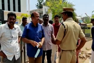 police files charges against lawyer  charges against lawyer aginst assaulting muncipal employee  kollam crime news  നഗരസഭ ജീവനക്കാരനെ കയ്യേറ്റം ചെയ്‌തു  അഭിഭാഷകനെതിരെ കേസ്  കൊല്ലം ക്രൈം ന്യൂസ്