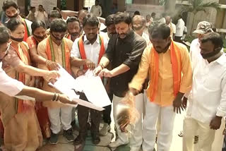 BJP agitation at Tirupathi with black badges to tie mouth