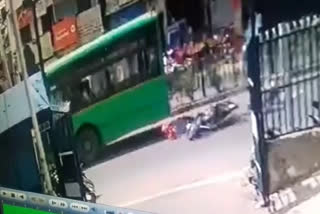 लो-फ्लोर बस ने बाइक सवार युवकों को कुचला,  Low-floor bus crushes bike riders