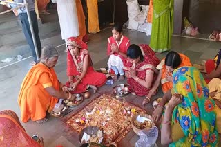 large number of women worshiped Sheetalamata