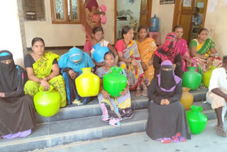 Women protest with empty canisters for drinking water