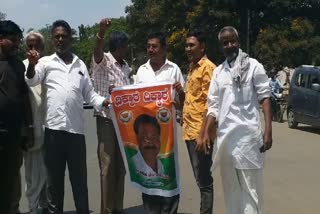 protest againಬಿಜೆಪಿ‌ ಮುಖಂಡ ಮಹೇಶ್​​ ತೆಂಗಿನಕಾಯಿ ವಿರುದ್ಧ ಪ್ರತಿಭಟನೆst mahesh tenginakayi in dharwad