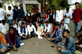 lucknow university students protest