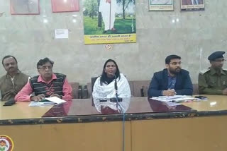 Muzaffarnagar District Magistrate Sahiba held a meeting with officials in view of corona virus