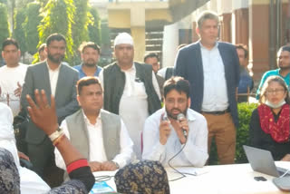 Amanatullah Khan meet victims of Delhi violence