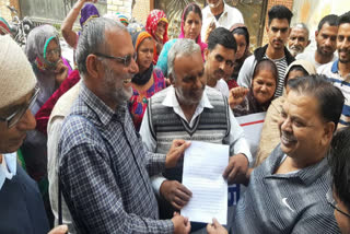 People protest about sewer dirty water problem in bhiwani