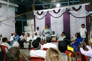 Waman Meshram addresses women at Shaheen Bagh in Malegaon