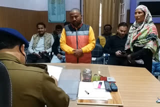 अपर पुलिस अधीक्षक पूर्वी से शिकायत करती ठगी की शिकार महिला.