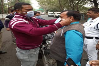 free mask distribute at bengal jharkhand check post