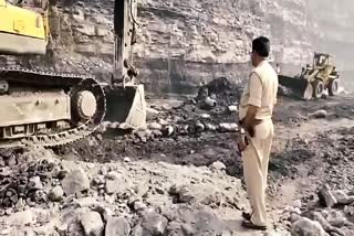 Coal thieves throw stones at BCCL officer police in dhanbad
