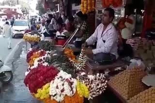 कोरोना के चलते संकटमोचन मंदिर में घटी भक्तों की संख्या, fear of Corona in Varanasi