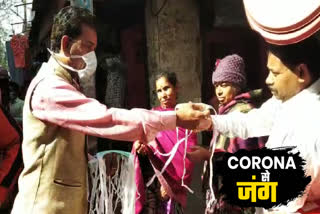 Mask distribution in  Jahangirpuri