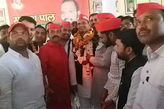 samajwadi party members.