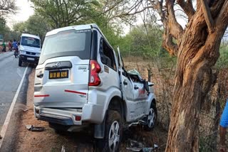 a-tourist-car-collides-with-a-tree