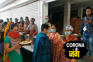 Bhandara organized in Jhandewalan temple amidst concrete arrangements for rescue of coronavirus