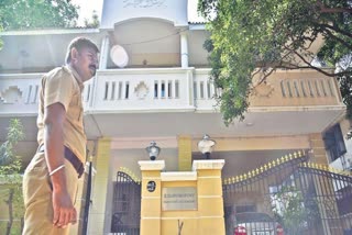 auditor gurumoorthy house attacked by Dk cadres, challenging goondas act