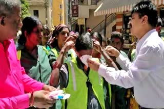 bharathinagar-citizen-forum-which-distributes-masks-and-gloves-to-civilian-workers