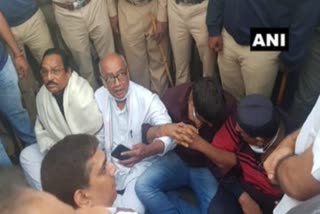 Digvijaya Singh sits on dharna near Ramada hotel,ಬಂಡಾಯ ಶಾಸಕರ ಭೇಟಿಗೆ ಬಂದ ದಿಗ್ವಿಜಯ್ ಸಿಂಗ್