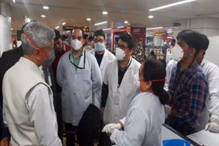 Jaishankar meets officials at Delhi Airport  thanks them for their efforts in fight against coronavirus  വിദേശകാര്യ മന്ത്രി  ഡൽഹി വിമാനത്താവളത്തിലെ ഉദ്യോഗസ്ഥരെ അഭിനന്ദിച്ച് വിദേശകാര്യ മന്ത്രി  ഡൽഹി വിമാനത്താവളം  ന്യൂഡൽഹി  delhi airport