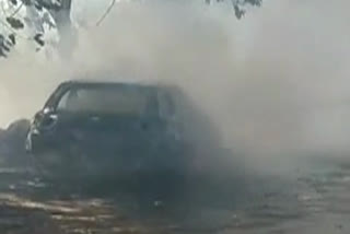 The car was burned to the ground after a fire broke out  തോട്ടത്തിന് തീപിടിച്ച് കാർ കത്തി നശിച്ചു