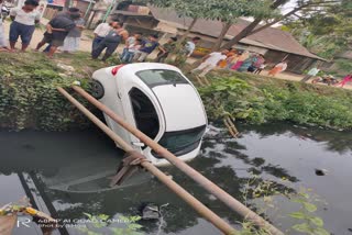 15 ফুট তলত বাগৰিল বাহন