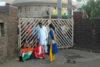 congress-women-workers-protest-infront-of-bjp-office-in-bhopal