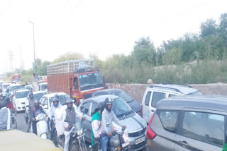 traffic jam in madanpur khadar pool due to shaheen bagh protest in delhi