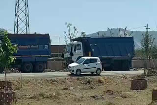 overload gravel-filled dumper, ओवरलोड बजरी से भरे डम्पर जब्त