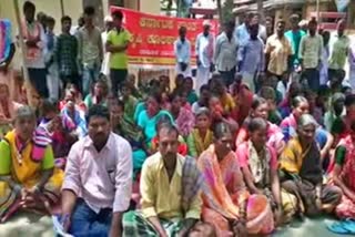 protest-by-agriculture-labours-in-gangavathi