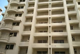 Welder injured by falling from 11th floor of apartment in bariyatu ranchi