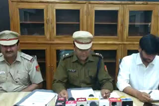 4 arrested including 3 snatchers and one receiver in Dwarka