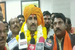 rajya-sabha-candidate-sumer-singh-solanki-reaches-bhima-nayak-memorial-in-barwani