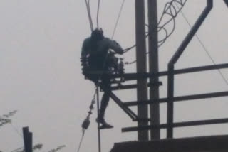 Lineman death due to electric shock in Gulbarga University