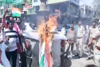 Congress workers burn Scindia's effigy in Sehore