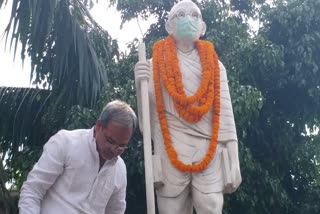 BJP leaders put masks on statue of mahatma gandhi in Buxar