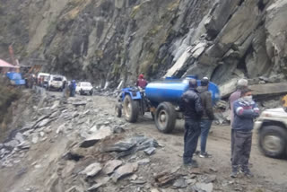 road block due to land slide in chamba