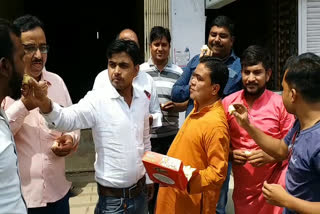 bjp workers celebrate after kamanaths resignation