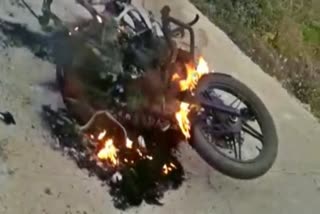 Man set the bike on fire in arang