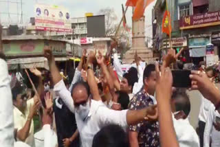 BJP workers celebrate celebration after CM Kamal Nath's resignation