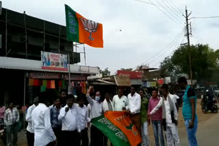 BJP workers celebrate celebration after Kamal Nath's resignation