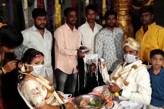 bride and groom got marriage with wore mask