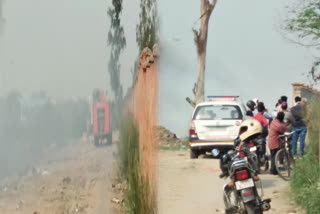 fire took place in litter piles at old kakrola road of najafgarh in delhi