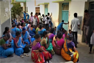 hospital temporary staff protest karur hospital temporary staff protest hospital temporary staff protest ஒப்பந்த தொழிலாளர்கள் போராட்டம் தொழிலாளர்கள் போராட்டம் கரூர் அரசு மருத்துவமனை ஒப்பந்த தொழிலாளர்கள் போராட்டம்