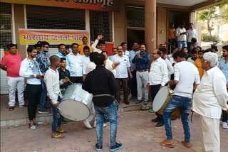 BJP workers are seen dancing and dancing with drums and drums in Ujjain