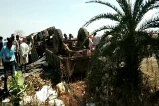 Tractor-trolley overturned uncontrollably, one dead