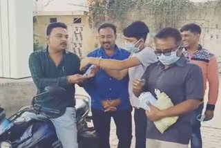 Free masks distributed in Jain society to protect against corona