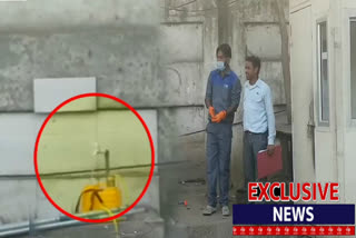 Auto rickshaw sanitized by water ETV bharat camera captures live incident in delhi