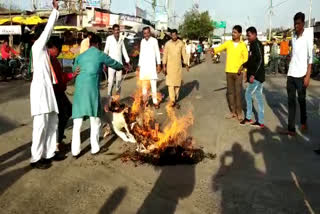 congress-workers-burnt-effigy-of-former-mla